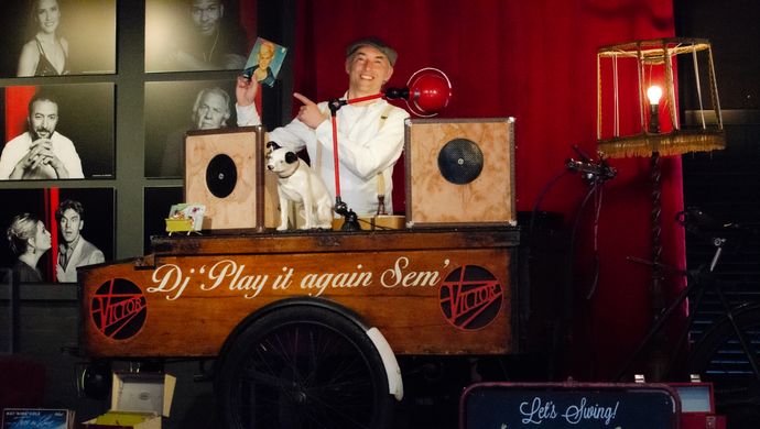 Danscafé | DJ Semmy en zijn platenbakfiets